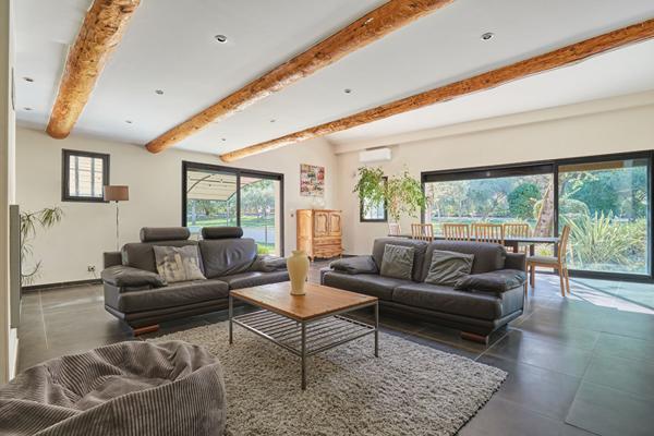 Propriété Rognes 6 pièces 230 m2 avec piscine, carport, garage et studio indépendant. sur 4800m² de terrain !