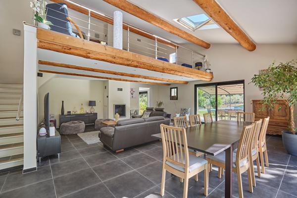 Propriété Rognes 6 pièces 230 m2 avec piscine, carport, garage et studio indépendant. sur 4800m² de terrain !