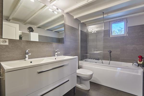 Propriété Rognes 6 pièces 230 m2 avec piscine, carport, garage et studio indépendant. sur 4800m² de terrain !