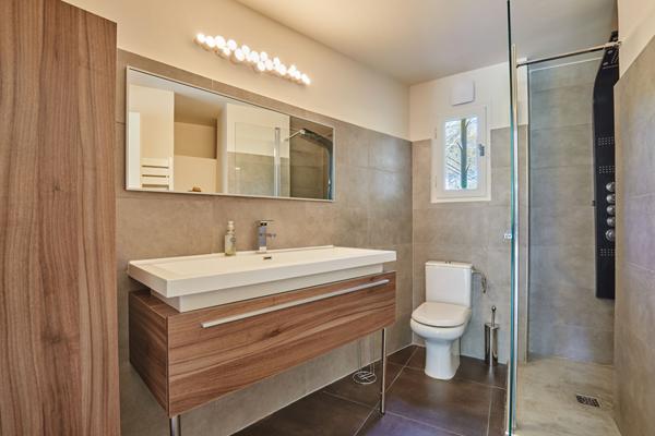 Propriété Rognes 6 pièces 230 m2 avec piscine, carport, garage et studio indépendant. sur 4800m² de terrain !