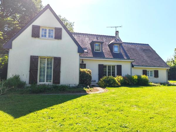 Inédit ! Maison traditionnelle 6 chambres, son double garage...et ses 3980m² terrain au coeur de Baugé !