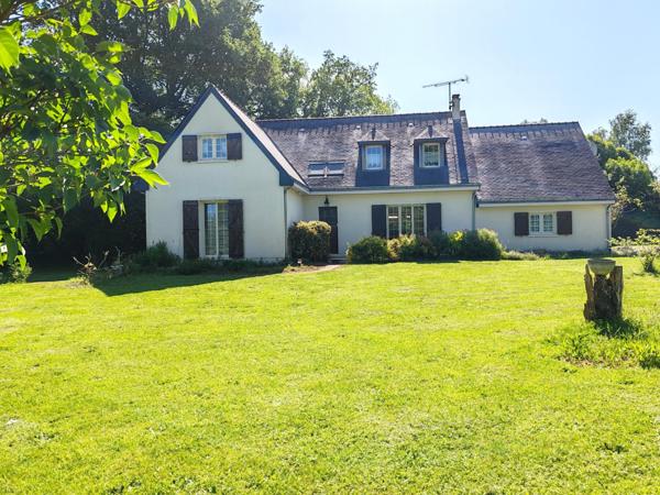Inédit ! Maison traditionnelle 6 chambres, son double garage...et ses 3980m² terrain au coeur de Baugé !
