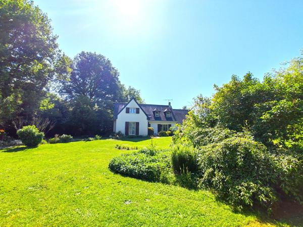 Inédit ! Maison traditionnelle 6 chambres, son double garage...et ses 3980m² terrain au coeur de Baugé !