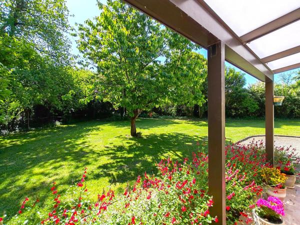 Inédit ! Maison traditionnelle 6 chambres, son double garage...et ses 3980m² terrain au coeur de Baugé !