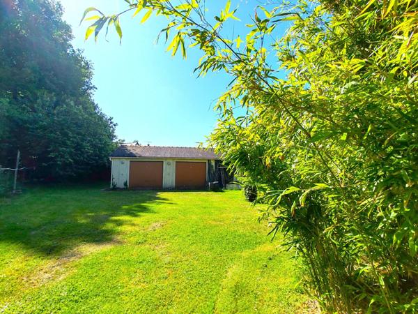 Inédit ! Maison traditionnelle 6 chambres, son double garage...et ses 3980m² terrain au coeur de Baugé !
