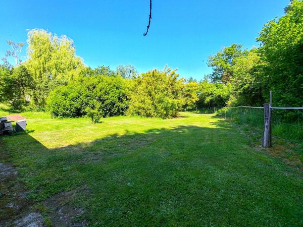 Inédit ! Maison traditionnelle 6 chambres, son double garage...et ses 3980m² terrain au coeur de Baugé !