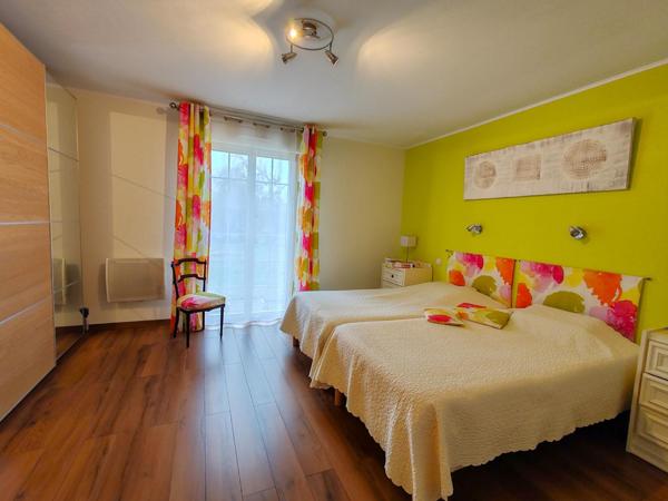 Inédit ! Maison traditionnelle 6 chambres, son double garage...et ses 3980m² terrain au coeur de Baugé !