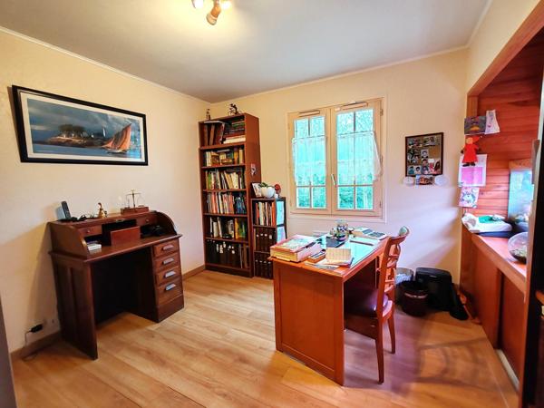 Inédit ! Maison traditionnelle 6 chambres, son double garage...et ses 3980m² terrain au coeur de Baugé !