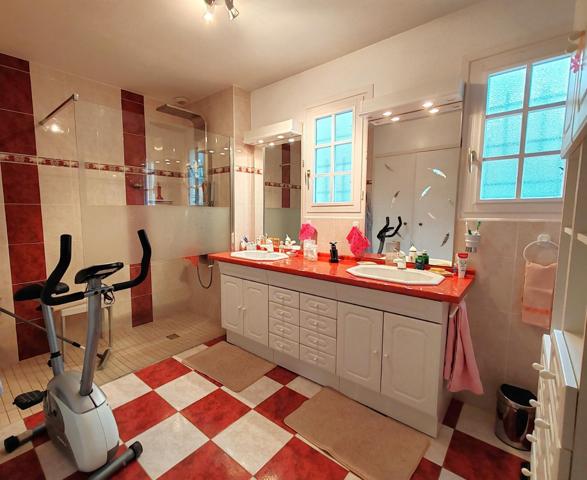 Inédit ! Maison traditionnelle 6 chambres, son double garage...et ses 3980m² terrain au coeur de Baugé !