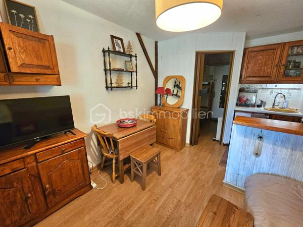 VALERIE LARRIER vous propose dans la station du Seignus, ce charmant studio avec coin montagne vous séduira par son environnement paisible.

L'appartement comprend :

* Une pièce de vie ouvrant sur le balcon ;
* Un coin montagne avec 2 lits superposés ;
* Une kitchenette ;
* Une salle d'eau et WC.

Pour plus de confort, le bien dispose également d'un **CASIER A SKIS** ainsi que la jouissance d'un **LOCAL A VELOS COMMUN**.
De nombreuses places de stationnement sont disponibles au pied de la résidence.
Un pied-à-terre idéal pour profiter des plaisirs de la montagne, été comme hiver, ou réaliser un investissement locatif.

À découvrir sans tarder !