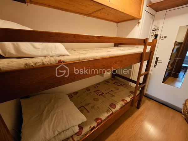 VALERIE LARRIER vous propose dans la station du Seignus, ce charmant studio avec coin montagne vous séduira par son environnement paisible.

L'appartement comprend :

* Une pièce de vie ouvrant sur le balcon ;
* Un coin montagne avec 2 lits superposés ;
* Une kitchenette ;
* Une salle d'eau et WC.

Pour plus de confort, le bien dispose également d'un **CASIER A SKIS** ainsi que la jouissance d'un **LOCAL A VELOS COMMUN**.
De nombreuses places de stationnement sont disponibles au pied de la résidence.
Un pied-à-terre idéal pour profiter des plaisirs de la montagne, été comme hiver, ou réaliser un investissement locatif.

À découvrir sans tarder !