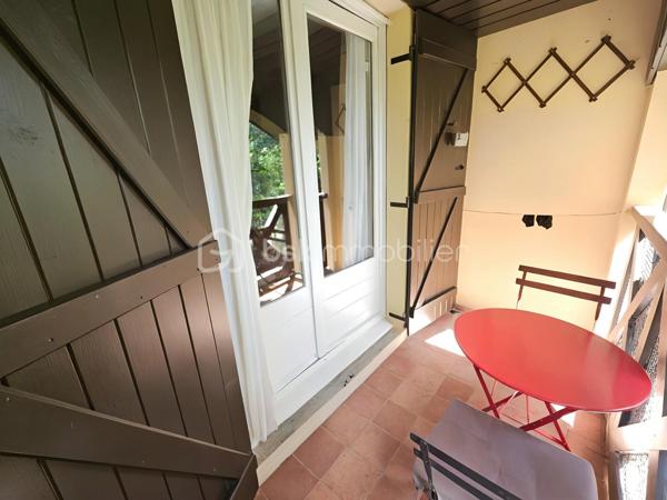 VALERIE LARRIER vous propose dans la station du Seignus, ce charmant studio avec coin montagne vous séduira par son environnement paisible.

L'appartement comprend :

* Une pièce de vie ouvrant sur le balcon ;
* Un coin montagne avec 2 lits superposés ;
* Une kitchenette ;
* Une salle d'eau et WC.

Pour plus de confort, le bien dispose également d'un **CASIER A SKIS** ainsi que la jouissance d'un **LOCAL A VELOS COMMUN**.
De nombreuses places de stationnement sont disponibles au pied de la résidence.
Un pied-à-terre idéal pour profiter des plaisirs de la montagne, été comme hiver, ou réaliser un investissement locatif.

À découvrir sans tarder !