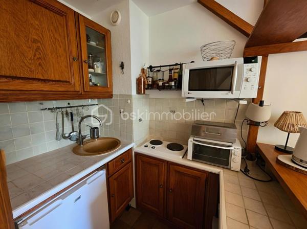 VALERIE LARRIER vous propose dans la station du Seignus, ce charmant studio avec coin montagne vous séduira par son environnement paisible.

L'appartement comprend :

* Une pièce de vie ouvrant sur le balcon ;
* Un coin montagne avec 2 lits superposés ;
* Une kitchenette ;
* Une salle d'eau et WC.

Pour plus de confort, le bien dispose également d'un **CASIER A SKIS** ainsi que la jouissance d'un **LOCAL A VELOS COMMUN**.
De nombreuses places de stationnement sont disponibles au pied de la résidence.
Un pied-à-terre idéal pour profiter des plaisirs de la montagne, été comme hiver, ou réaliser un investissement locatif.

À découvrir sans tarder !