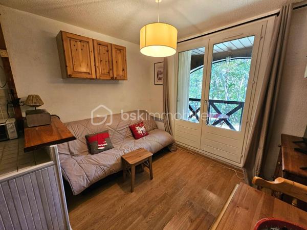 VALERIE LARRIER vous propose dans la station du Seignus, ce charmant studio avec coin montagne vous séduira par son environnement paisible.

L'appartement comprend :

* Une pièce de vie ouvrant sur le balcon ;
* Un coin montagne avec 2 lits superposés ;
* Une kitchenette ;
* Une salle d'eau et WC.

Pour plus de confort, le bien dispose également d'un **CASIER A SKIS** ainsi que la jouissance d'un **LOCAL A VELOS COMMUN**.
De nombreuses places de stationnement sont disponibles au pied de la résidence.
Un pied-à-terre idéal pour profiter des plaisirs de la montagne, été comme hiver, ou réaliser un investissement locatif.

À découvrir sans tarder !