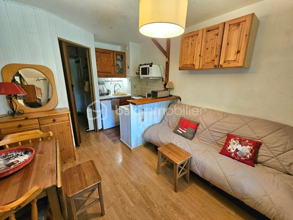 VALERIE LARRIER vous propose dans la station du Seignus, ce charmant studio avec coin montagne vous séduira par son environnement paisible.

L'appartement comprend :

* Une pièce de vie ouvrant sur le balcon ;
* Un coin montagne avec 2 lits superposés ;
* Une kitchenette ;
* Une salle d'eau et WC.

Pour plus de confort, le bien dispose également d'un **CASIER A SKIS** ainsi que la jouissance d'un **LOCAL A VELOS COMMUN**.
De nombreuses places de stationnement sont disponibles au pied de la résidence.
Un pied-à-terre idéal pour profiter des plaisirs de la montagne, été comme hiver, ou réaliser un investissement locatif.

À découvrir sans tarder !