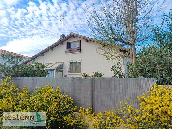 A vendre maison 70m², 2 chambres, un bureau, garages, terrain dans quartier résidentiel de 678 m²