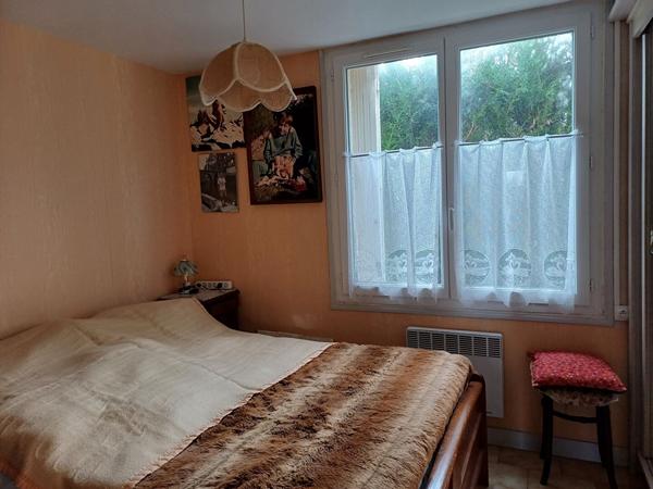 A vendre maison 70m², 2 chambres, un bureau, garages, terrain dans quartier résidentiel de 678 m²