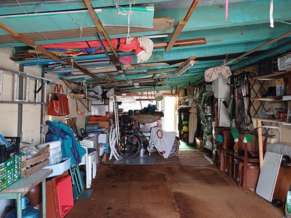 A vendre maison 70m², 2 chambres, un bureau, garages, terrain dans quartier résidentiel de 678 m²