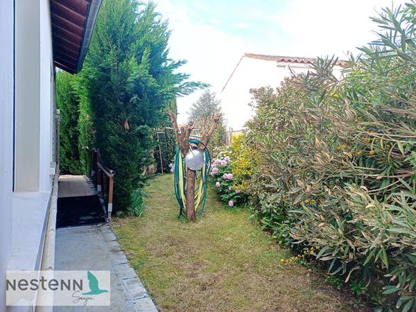 A vendre maison 70m², 2 chambres, un bureau, garages, terrain dans quartier résidentiel de 678 m²