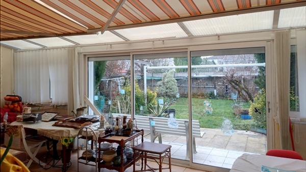 A vendre maison 70m², 2 chambres, un bureau, garages, terrain dans quartier résidentiel de 678 m²