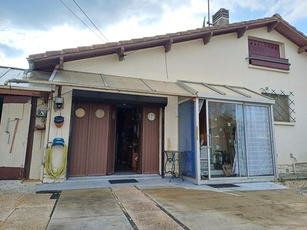 A vendre maison 70m², 2 chambres, un bureau, garages, terrain dans quartier résidentiel de 678 m²