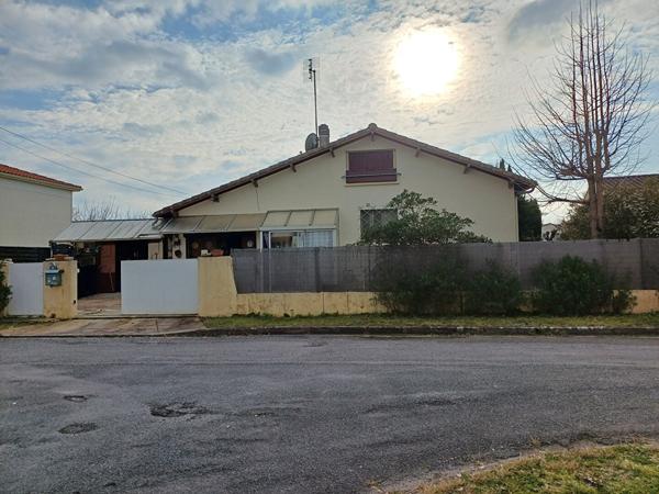 A vendre maison 70m², 2 chambres, un bureau, garages, terrain dans quartier résidentiel de 678 m²