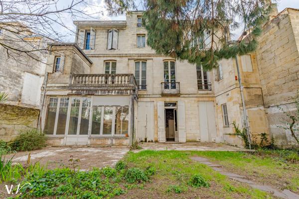 JARDIN PUBLIC - SUPERBE HOTEL PARTICULIER A RENOVER