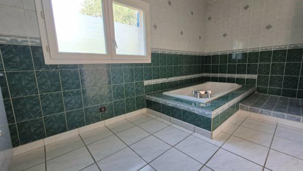 Maison de plain-pied 126,62 m² habitables - Studio indépendant - Piscine - Double garage - Terrain de 1 229 m² ? Balaruc-les-Bains