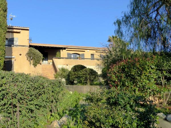 Maison familiale 222 m² avec piscine et jardin paysager à Bandol – Quartier résidentiel recherché