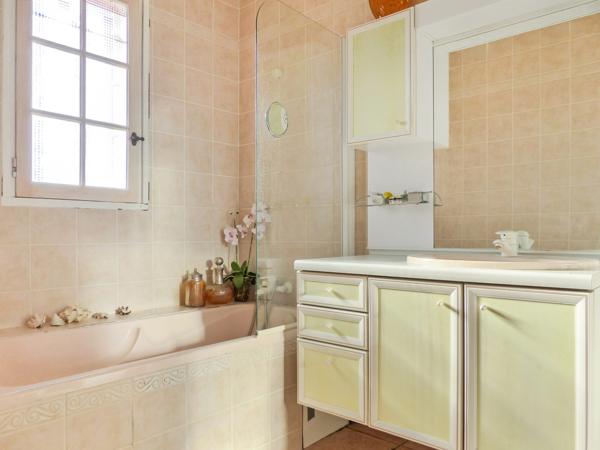 Maison familiale 222 m² avec piscine et jardin paysager à Bandol – Quartier résidentiel recherché