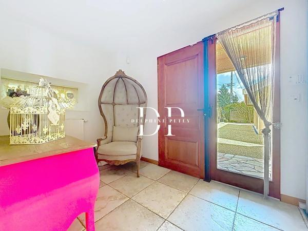 Maison à vendre 7 pièces de 230 m2, terrain d'env. 1000 m2, LUCINGES (74)