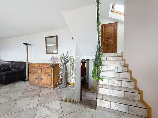 Maison à vendre 7 pièces de 230 m2, terrain d'env. 1000 m2, LUCINGES (74)