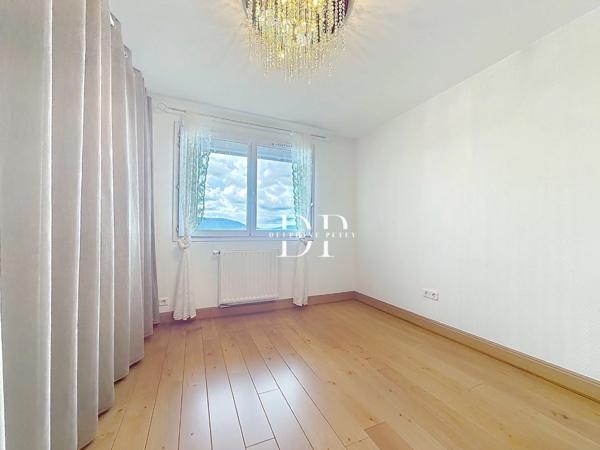 Maison à vendre 7 pièces de 230 m2, terrain d'env. 1000 m2, LUCINGES (74)