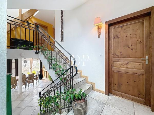 Maison à vendre 7 pièces de 230 m2, terrain d'env. 1000 m2, LUCINGES (74)