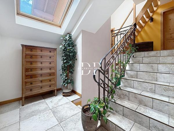 Maison à vendre 7 pièces de 230 m2, terrain d'env. 1000 m2, LUCINGES (74)