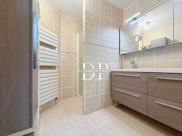 Maison à vendre 7 pièces de 230 m2, terrain d'env. 1000 m2, LUCINGES (74)