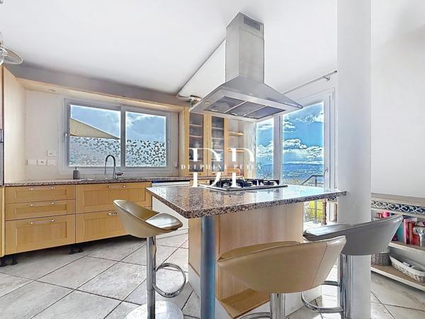 Maison à vendre 7 pièces de 230 m2, terrain d'env. 1000 m2, LUCINGES (74)