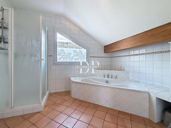 Maison à vendre 7 pièces de 230 m2, terrain d'env. 1000 m2, LUCINGES (74)