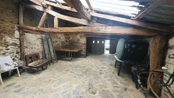 Bâtiments réhabilitables et terrain constructible en campagne