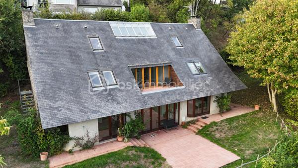 Coup de cœur assuré pour cette sublime maison d'architecte de 215 m² qui allie à la perfection volumes d'exception, sérénité et confort moderne (DPE C). 
Nichée sur une magnifique parcelle, en partie boisée, d'environ 5000 m2 à deux pas du centre-ville et de toutes ses commodités, elle offre une atmosphère apaisante unique !

Dès son entrée spacieuse , vous serez charmés par la clarté et la fluidité des espaces du rez de chaussée , composé d'un vaste salon de 35 m², d'un séjour-cuisine convivial de 35 m², ainsi que d'une salle d'eau, d'un WC et d'un cellier.

L'architecture atypique de la maison se dévoile à travers ses mezzanines à chaque niveau. Le premier étage propose trois belles chambres, dont une avec un grand dressing, une salle de bains et l'accès à une terrasse confortable surplombant la nature environnante. 

Enfin, le dernier niveau révèle une spectaculaire mezzanine vitrée, véritable puits de lumière naturelle, qui dessert deux chambres supplémentaires. 

Une demeure chaleureuse et lumineuse, idéale pour partager de précieux moments en famille tout en préservant l'intimité de chacun.
