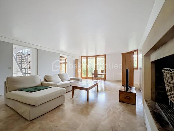 Coup de cœur assuré pour cette sublime maison d'architecte de 215 m² qui allie à la perfection volumes d'exception, sérénité et confort moderne (DPE C). 
Nichée sur une magnifique parcelle, en partie boisée, d'environ 5000 m2 à deux pas du centre-ville et de toutes ses commodités, elle offre une atmosphère apaisante unique !

Dès son entrée spacieuse , vous serez charmés par la clarté et la fluidité des espaces du rez de chaussée , composé d'un vaste salon de 35 m², d'un séjour-cuisine convivial de 35 m², ainsi que d'une salle d'eau, d'un WC et d'un cellier.

L'architecture atypique de la maison se dévoile à travers ses mezzanines à chaque niveau. Le premier étage propose trois belles chambres, dont une avec un grand dressing, une salle de bains et l'accès à une terrasse confortable surplombant la nature environnante. 

Enfin, le dernier niveau révèle une spectaculaire mezzanine vitrée, véritable puits de lumière naturelle, qui dessert deux chambres supplémentaires. 

Une demeure chaleureuse et lumineuse, idéale pour partager de précieux moments en famille tout en préservant l'intimité de chacun.