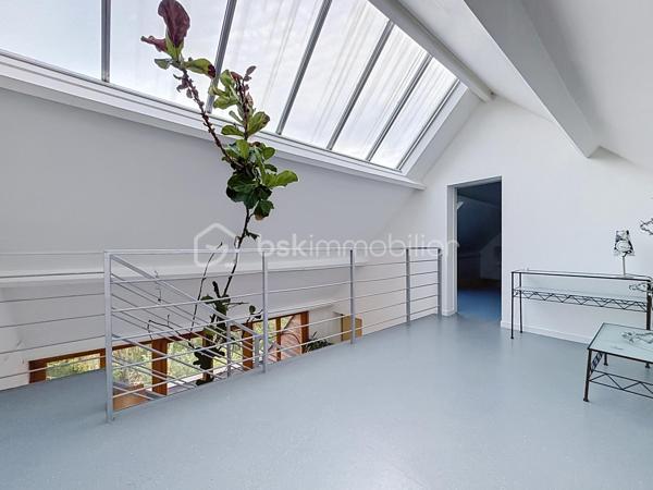 Coup de cœur assuré pour cette sublime maison d'architecte de 215 m² qui allie à la perfection volumes d'exception, sérénité et confort moderne (DPE C). 
Nichée sur une magnifique parcelle, en partie boisée, d'environ 5000 m2 à deux pas du centre-ville et de toutes ses commodités, elle offre une atmosphère apaisante unique !

Dès son entrée spacieuse , vous serez charmés par la clarté et la fluidité des espaces du rez de chaussée , composé d'un vaste salon de 35 m², d'un séjour-cuisine convivial de 35 m², ainsi que d'une salle d'eau, d'un WC et d'un cellier.

L'architecture atypique de la maison se dévoile à travers ses mezzanines à chaque niveau. Le premier étage propose trois belles chambres, dont une avec un grand dressing, une salle de bains et l'accès à une terrasse confortable surplombant la nature environnante. 

Enfin, le dernier niveau révèle une spectaculaire mezzanine vitrée, véritable puits de lumière naturelle, qui dessert deux chambres supplémentaires. 

Une demeure chaleureuse et lumineuse, idéale pour partager de précieux moments en famille tout en préservant l'intimité de chacun.