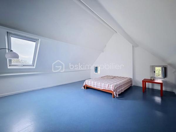 Coup de cœur assuré pour cette sublime maison d'architecte de 215 m² qui allie à la perfection volumes d'exception, sérénité et confort moderne (DPE C). 
Nichée sur une magnifique parcelle, en partie boisée, d'environ 5000 m2 à deux pas du centre-ville et de toutes ses commodités, elle offre une atmosphère apaisante unique !

Dès son entrée spacieuse , vous serez charmés par la clarté et la fluidité des espaces du rez de chaussée , composé d'un vaste salon de 35 m², d'un séjour-cuisine convivial de 35 m², ainsi que d'une salle d'eau, d'un WC et d'un cellier.

L'architecture atypique de la maison se dévoile à travers ses mezzanines à chaque niveau. Le premier étage propose trois belles chambres, dont une avec un grand dressing, une salle de bains et l'accès à une terrasse confortable surplombant la nature environnante. 

Enfin, le dernier niveau révèle une spectaculaire mezzanine vitrée, véritable puits de lumière naturelle, qui dessert deux chambres supplémentaires. 

Une demeure chaleureuse et lumineuse, idéale pour partager de précieux moments en famille tout en préservant l'intimité de chacun.