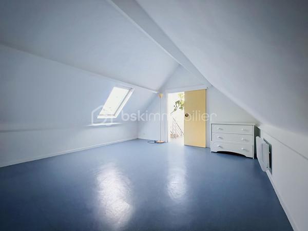 Coup de cœur assuré pour cette sublime maison d'architecte de 215 m² qui allie à la perfection volumes d'exception, sérénité et confort moderne (DPE C). 
Nichée sur une magnifique parcelle, en partie boisée, d'environ 5000 m2 à deux pas du centre-ville et de toutes ses commodités, elle offre une atmosphère apaisante unique !

Dès son entrée spacieuse , vous serez charmés par la clarté et la fluidité des espaces du rez de chaussée , composé d'un vaste salon de 35 m², d'un séjour-cuisine convivial de 35 m², ainsi que d'une salle d'eau, d'un WC et d'un cellier.

L'architecture atypique de la maison se dévoile à travers ses mezzanines à chaque niveau. Le premier étage propose trois belles chambres, dont une avec un grand dressing, une salle de bains et l'accès à une terrasse confortable surplombant la nature environnante. 

Enfin, le dernier niveau révèle une spectaculaire mezzanine vitrée, véritable puits de lumière naturelle, qui dessert deux chambres supplémentaires. 

Une demeure chaleureuse et lumineuse, idéale pour partager de précieux moments en famille tout en préservant l'intimité de chacun.