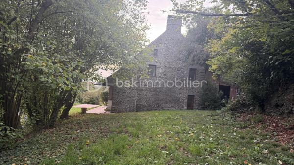 Coup de cœur assuré pour cette sublime maison d'architecte de 215 m² qui allie à la perfection volumes d'exception, sérénité et confort moderne (DPE C). 
Nichée sur une magnifique parcelle, en partie boisée, d'environ 5000 m2 à deux pas du centre-ville et de toutes ses commodités, elle offre une atmosphère apaisante unique !

Dès son entrée spacieuse , vous serez charmés par la clarté et la fluidité des espaces du rez de chaussée , composé d'un vaste salon de 35 m², d'un séjour-cuisine convivial de 35 m², ainsi que d'une salle d'eau, d'un WC et d'un cellier.

L'architecture atypique de la maison se dévoile à travers ses mezzanines à chaque niveau. Le premier étage propose trois belles chambres, dont une avec un grand dressing, une salle de bains et l'accès à une terrasse confortable surplombant la nature environnante. 

Enfin, le dernier niveau révèle une spectaculaire mezzanine vitrée, véritable puits de lumière naturelle, qui dessert deux chambres supplémentaires. 

Une demeure chaleureuse et lumineuse, idéale pour partager de précieux moments en famille tout en préservant l'intimité de chacun.