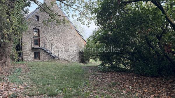 Coup de cœur assuré pour cette sublime maison d'architecte de 215 m² qui allie à la perfection volumes d'exception, sérénité et confort moderne (DPE C). 
Nichée sur une magnifique parcelle, en partie boisée, d'environ 5000 m2 à deux pas du centre-ville et de toutes ses commodités, elle offre une atmosphère apaisante unique !

Dès son entrée spacieuse , vous serez charmés par la clarté et la fluidité des espaces du rez de chaussée , composé d'un vaste salon de 35 m², d'un séjour-cuisine convivial de 35 m², ainsi que d'une salle d'eau, d'un WC et d'un cellier.

L'architecture atypique de la maison se dévoile à travers ses mezzanines à chaque niveau. Le premier étage propose trois belles chambres, dont une avec un grand dressing, une salle de bains et l'accès à une terrasse confortable surplombant la nature environnante. 

Enfin, le dernier niveau révèle une spectaculaire mezzanine vitrée, véritable puits de lumière naturelle, qui dessert deux chambres supplémentaires. 

Une demeure chaleureuse et lumineuse, idéale pour partager de précieux moments en famille tout en préservant l'intimité de chacun.