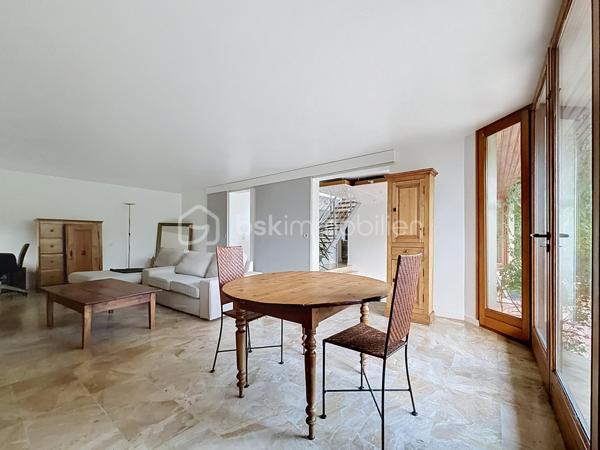 Coup de cœur assuré pour cette sublime maison d'architecte de 215 m² qui allie à la perfection volumes d'exception, sérénité et confort moderne (DPE C). 
Nichée sur une magnifique parcelle, en partie boisée, d'environ 5000 m2 à deux pas du centre-ville et de toutes ses commodités, elle offre une atmosphère apaisante unique !

Dès son entrée spacieuse , vous serez charmés par la clarté et la fluidité des espaces du rez de chaussée , composé d'un vaste salon de 35 m², d'un séjour-cuisine convivial de 35 m², ainsi que d'une salle d'eau, d'un WC et d'un cellier.

L'architecture atypique de la maison se dévoile à travers ses mezzanines à chaque niveau. Le premier étage propose trois belles chambres, dont une avec un grand dressing, une salle de bains et l'accès à une terrasse confortable surplombant la nature environnante. 

Enfin, le dernier niveau révèle une spectaculaire mezzanine vitrée, véritable puits de lumière naturelle, qui dessert deux chambres supplémentaires. 

Une demeure chaleureuse et lumineuse, idéale pour partager de précieux moments en famille tout en préservant l'intimité de chacun.