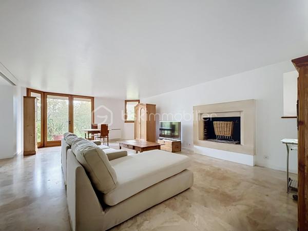 Coup de cœur assuré pour cette sublime maison d'architecte de 215 m² qui allie à la perfection volumes d'exception, sérénité et confort moderne (DPE C). 
Nichée sur une magnifique parcelle, en partie boisée, d'environ 5000 m2 à deux pas du centre-ville et de toutes ses commodités, elle offre une atmosphère apaisante unique !

Dès son entrée spacieuse , vous serez charmés par la clarté et la fluidité des espaces du rez de chaussée , composé d'un vaste salon de 35 m², d'un séjour-cuisine convivial de 35 m², ainsi que d'une salle d'eau, d'un WC et d'un cellier.

L'architecture atypique de la maison se dévoile à travers ses mezzanines à chaque niveau. Le premier étage propose trois belles chambres, dont une avec un grand dressing, une salle de bains et l'accès à une terrasse confortable surplombant la nature environnante. 

Enfin, le dernier niveau révèle une spectaculaire mezzanine vitrée, véritable puits de lumière naturelle, qui dessert deux chambres supplémentaires. 

Une demeure chaleureuse et lumineuse, idéale pour partager de précieux moments en famille tout en préservant l'intimité de chacun.