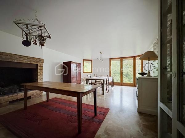 Coup de cœur assuré pour cette sublime maison d'architecte de 215 m² qui allie à la perfection volumes d'exception, sérénité et confort moderne (DPE C). 
Nichée sur une magnifique parcelle, en partie boisée, d'environ 5000 m2 à deux pas du centre-ville et de toutes ses commodités, elle offre une atmosphère apaisante unique !

Dès son entrée spacieuse , vous serez charmés par la clarté et la fluidité des espaces du rez de chaussée , composé d'un vaste salon de 35 m², d'un séjour-cuisine convivial de 35 m², ainsi que d'une salle d'eau, d'un WC et d'un cellier.

L'architecture atypique de la maison se dévoile à travers ses mezzanines à chaque niveau. Le premier étage propose trois belles chambres, dont une avec un grand dressing, une salle de bains et l'accès à une terrasse confortable surplombant la nature environnante. 

Enfin, le dernier niveau révèle une spectaculaire mezzanine vitrée, véritable puits de lumière naturelle, qui dessert deux chambres supplémentaires. 

Une demeure chaleureuse et lumineuse, idéale pour partager de précieux moments en famille tout en préservant l'intimité de chacun.