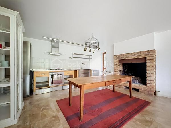 Coup de cœur assuré pour cette sublime maison d'architecte de 215 m² qui allie à la perfection volumes d'exception, sérénité et confort moderne (DPE C). 
Nichée sur une magnifique parcelle, en partie boisée, d'environ 5000 m2 à deux pas du centre-ville et de toutes ses commodités, elle offre une atmosphère apaisante unique !

Dès son entrée spacieuse , vous serez charmés par la clarté et la fluidité des espaces du rez de chaussée , composé d'un vaste salon de 35 m², d'un séjour-cuisine convivial de 35 m², ainsi que d'une salle d'eau, d'un WC et d'un cellier.

L'architecture atypique de la maison se dévoile à travers ses mezzanines à chaque niveau. Le premier étage propose trois belles chambres, dont une avec un grand dressing, une salle de bains et l'accès à une terrasse confortable surplombant la nature environnante. 

Enfin, le dernier niveau révèle une spectaculaire mezzanine vitrée, véritable puits de lumière naturelle, qui dessert deux chambres supplémentaires. 

Une demeure chaleureuse et lumineuse, idéale pour partager de précieux moments en famille tout en préservant l'intimité de chacun.